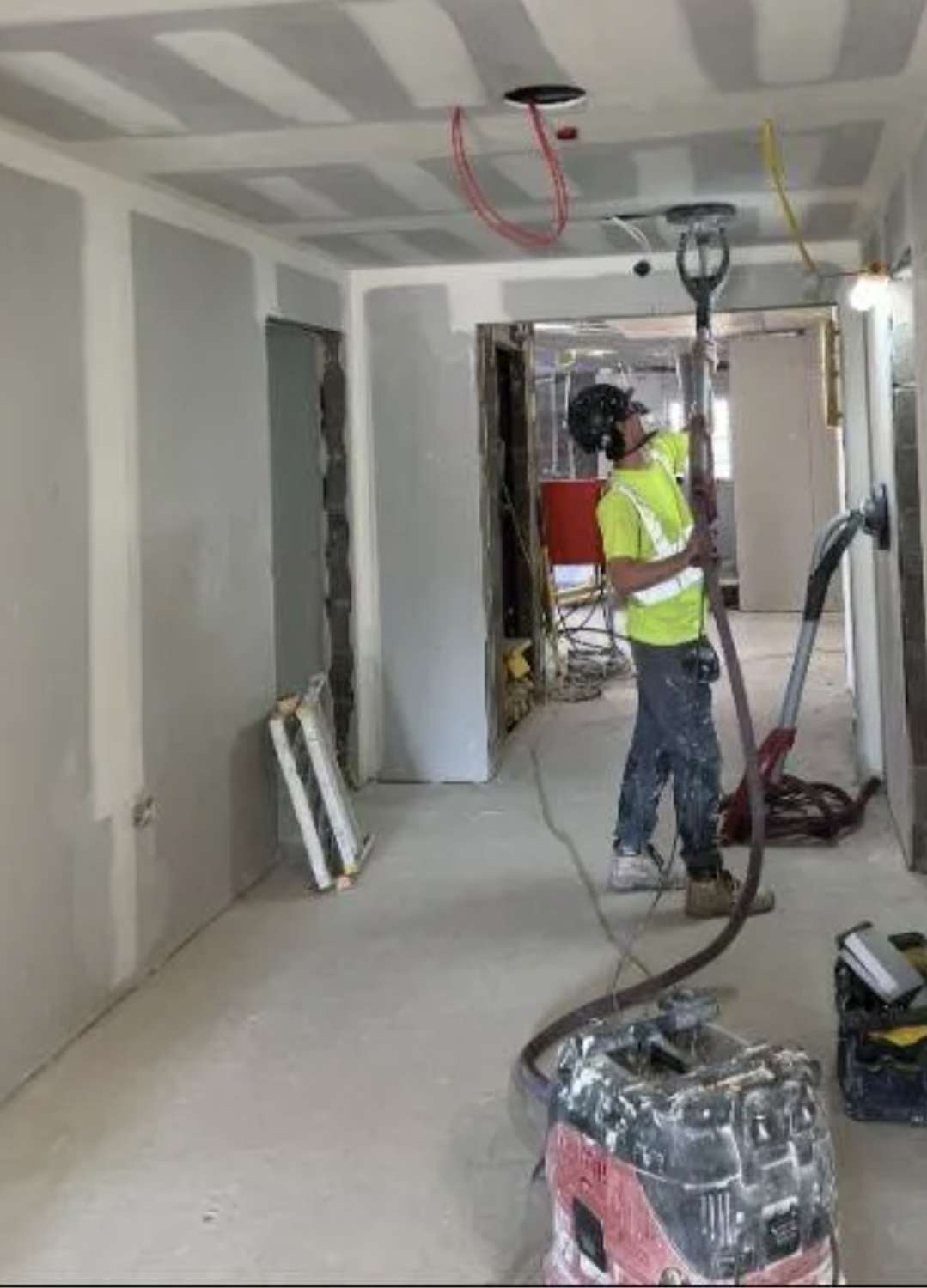 Dust-extracted sanding